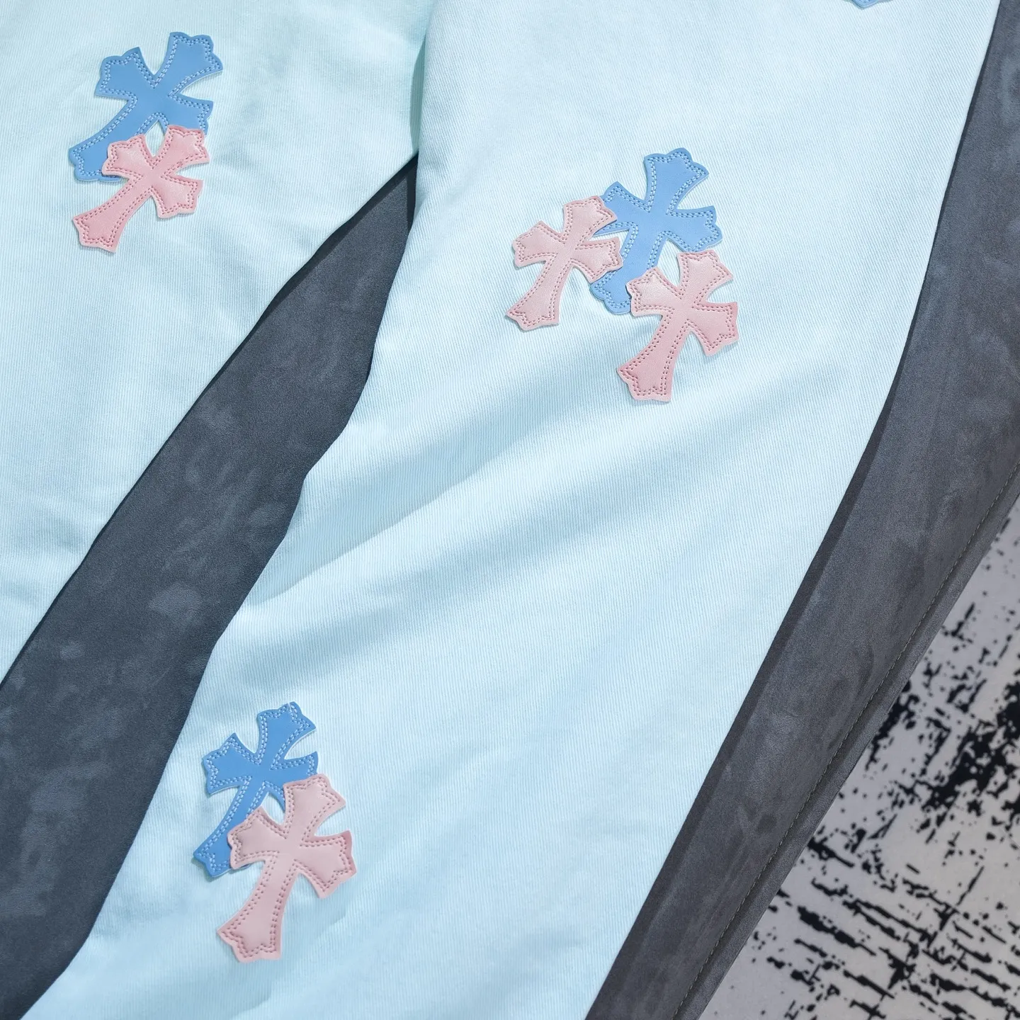 P260 Chrome Hearts light blue blue trousers, pink and blue patchwork leather couple's best friend jeans. CH jeans need to be washed and then disassembled and hand-stitched with sheepskin cross leather and then spliced ​​together. The whole piece has too many craftsmanship to explain. The patches are decorated with cross flowers, and the high-waisted washed jeans! ! Absolutely high-end luxury products, god-level single products and super popular products, made with top heavy industry, a must-see magic weapon. Customized hardware. The fabric is thick and soft after washing. It has good breathability. Customized small leather label. Unique design. The details are simple and elegant, and the workmanship is exquisite. The entire trousers are neatly routed and the details are in place! It’s so cool that both men and women can easily control the genderless trend! Color: Picture color Size: 28 30 32 34 36